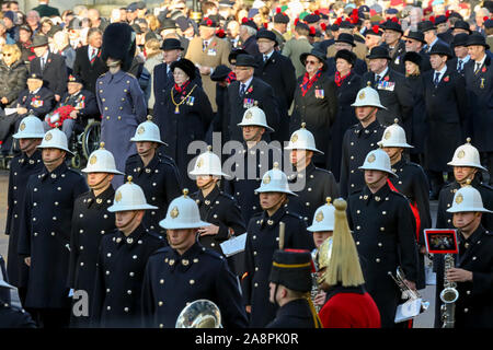 Les soldats sont vus au cours de l'assemblée dimanche du Jour du Souvenir au cénotaphe commémoratif, à Whitehall, Londres. Banque D'Images