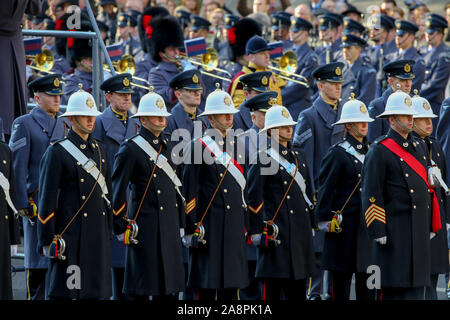 Les soldats sont vus au cours de l'assemblée dimanche du Jour du Souvenir au cénotaphe commémoratif, à Whitehall, Londres. Banque D'Images