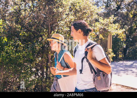 Castillon-du-Gard, Gard / Occitanie / France - 26 septembre 2018 : les jeunes touristes sont un gars et une fille sont sur pied d'une journée ensoleillée Banque D'Images