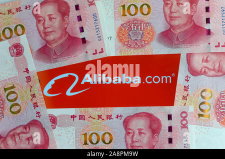 Alibaba logo à l'écran entouré de 100 yuan billets. Photo d'illustration éditoriale pour les nouvelles sur un niveau record de ventes en Chine. Banque D'Images