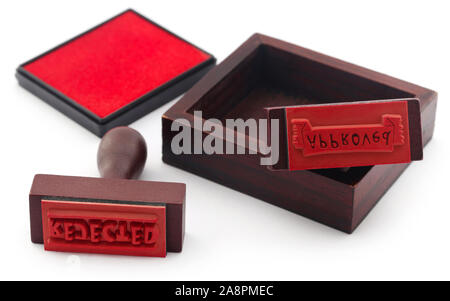 Timbres en caoutchouc approuvés et rejetés sur fond blanc Banque D'Images