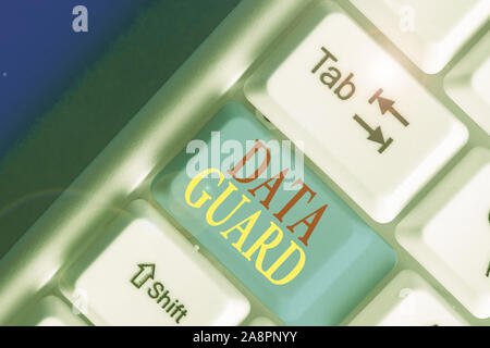 Main conceptuel écrit montrant Data Guard. Sens Concept analysisage pour survivre des bases de catastrophes naturelles et de corruption de données Banque D'Images