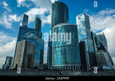 Moscou, Russie - le 11 juillet 2018 : Construction du centre commercial et financier Moscow-City. Vue depuis la rivière de Moscou dans l'après-midi Banque D'Images