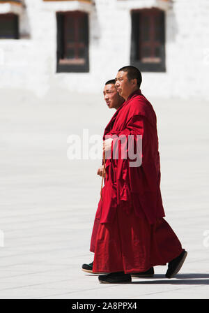 Moines au monastère de Labrang les rues, Chine Banque D'Images