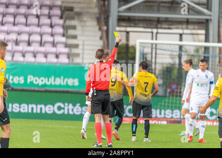 Lausanne, Suisse. 10 Nov, 2019. Lausanne, Suisse - 2019/11/08 Arbitre : M. Luca Principal Piccolo met une carte jaune sur Sessolo Helios du Fc Schaffhouse pendant 14tht jour du Brach.ch Challenge League entre Lausanne Sport et Fc Schaffhouse. Lausanne Sport gagne, 5-0. (Photo par Eric Dubost/Pacific Press) Credit : Pacific Press Agency/Alamy Live News Banque D'Images