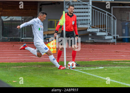 Lausanne, Suisse. 10 Nov, 2019. Lausanne, Suisse - 2019/11/08 : Stjepan Kukuruzovic de Lausanne le sport prend un virage au cours de 14e jour de la Corrèze.ch Challenge League entre Lausanne Sport et Fc Schaffhouse. Lausanne Sport gagne 5-0. (Photo par Eric Dubost/Pacific Press) Credit : Pacific Press Agency/Alamy Live News Banque D'Images