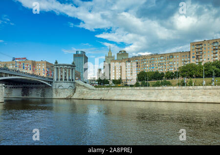 Moscou, Russie - le 11 juillet 2018 : Digue de la rivière de Moscou, vue de l'infrastructure de la ville, pont Banque D'Images