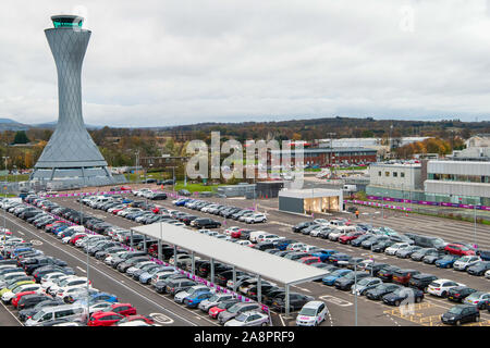 Parking Rapide Et Avion De L'Aéroport D'Edimbourg Banque D'Images