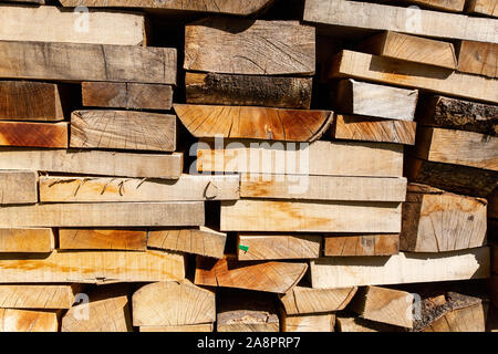 Une pile de bois sciés d'emboîtage de diverses tailles irrégulières. Banque D'Images