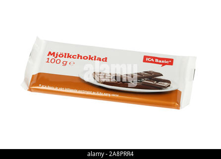 Stockholm, Suède - 10 novembre 2019 : Une barre de chocolat au lait marque package de base pour l'Ica du marché suédois. Banque D'Images