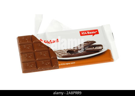 Stockholm, Suède - 10 novembre 2019 : Une barre de chocolat au lait dans un paquet ouvert Ica marque Basic pour le marché suédois. Banque D'Images