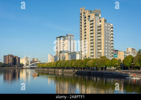 Les quais au lever du soleil, la baie centrale, Salford Quays, Salford, Greater Manchester, Angleterre, Royaume-Uni Banque D'Images