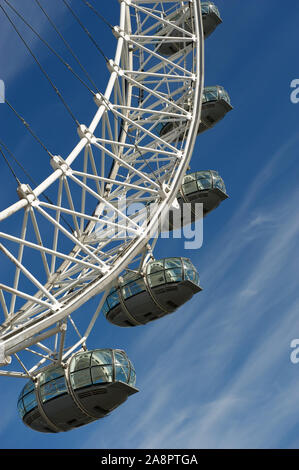 Londres - 30 SEPTEMBRE 2011 : le London Eye, la plus grande roue Ferris d'Europe, se courbe contre le ciel bleu avec des nuages hauts et chuchotés. Banque D'Images