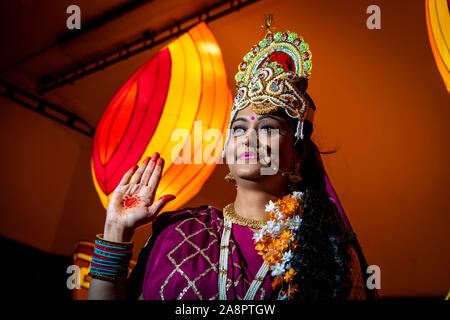 ALLUMEZ LES ILLUMINATIONS DE DIWALI, les jardins de Princes Street, le stand Ross Band. Poonam gupta Banque D'Images