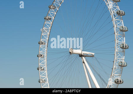 Londres - le 30 septembre 2011 : Le London Eye, la grande roue la plus haute en Europe, les courbes contre ciel bleu clair. Banque D'Images