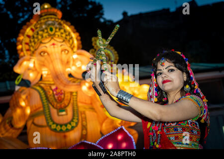ALLUMEZ LES ILLUMINATIONS DE DIWALI, les jardins de Princes Street, le stand Ross Band. Groupe Dandiya Poonam gupta Banque D'Images
