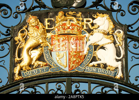 Gros plan sur le manteau royal des bras du Royaume-Uni, avec un lion doré et une licorne de chaque côté d'un bouclier Banque D'Images