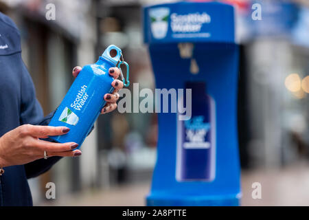 Une station de recharge d'eau potable Top up Tap de Scottish Water dans le centre-ville de Stirling, Écosse, Royaume-Uni Banque D'Images