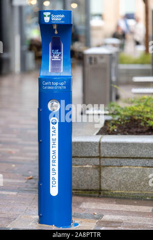 Une station de recharge d'eau potable Top up Tap de Scottish Water dans le centre-ville de Stirling, Écosse, Royaume-Uni Banque D'Images
