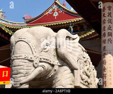 L'éléphant en pierre de l'antique art Bouddhiste Nanputuo temple, Xiamen, Chine Banque D'Images