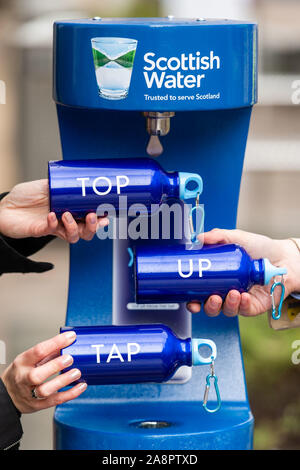 Une station de recharge d'eau potable Top up Tap de Scottish Water dans le centre-ville de Stirling, Écosse, Royaume-Uni Banque D'Images
