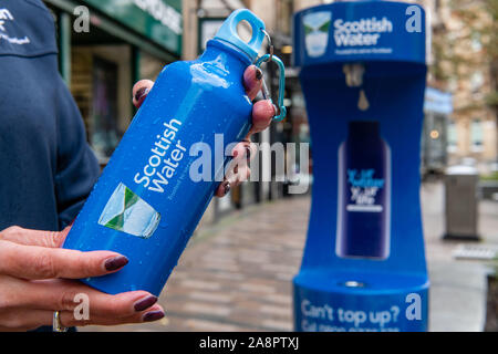 En photo, le nouveau robinet de remplissage de Scottish Water installé à Stirling Scottish Water célèbre un jalon de 40 000 litres Banque D'Images