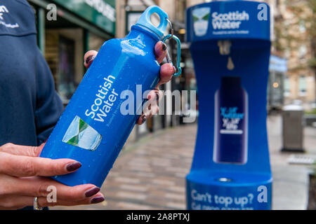Une station de recharge d'eau potable Top up Tap de Scottish Water dans le centre-ville de Stirling, Écosse, Royaume-Uni Banque D'Images