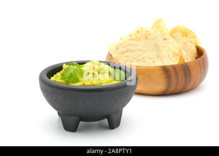 Bol de guacamole avec des chips tortilla croustillante. Banque D'Images