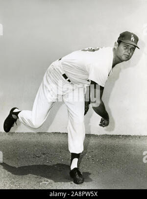 Vintage photo en noir et blanc de Hall of Fame pitcher Don Drysdale avec le Los Angeles vers 1960. Banque D'Images