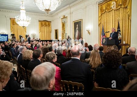 Président américain Donald Trump prononce une allocution avant de présenter l'élection présidentielle à titre posthume la Médaille des citoyens à Richard C. Rescorla dans l'East Room de la Maison Blanche le 7 novembre 2019 à Washington, DC. Rescorla a aidé à sauver la vie de près de 2 700 personnes au World Trade Center le matin du 11 septembre 2001. Banque D'Images