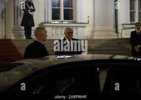 Berlin, Allemagne. 10 Nov, 2019. Berlin : Frank-Walter Steinmeier et le président français, Emmanuel macron sur le tapis rouge en face de Château Bellevue à Berlin (photo de Simone Kuhlmey/Pacific Press) Credit : Pacific Press Agency/Alamy Live News Banque D'Images