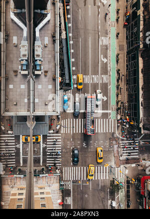 Vue aérienne de véhicules sur une intersection de la rue de la ville de New York Banque D'Images