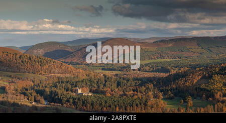 Une vue panoramique sur Royal Deeside en automne avec le château de Balmoral et Église Crathie visible au-dessus des arbres Banque D'Images