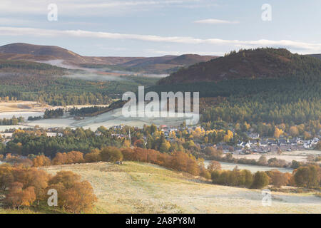 Vue de Morrone du village de Braemar in Le parc national de Cairngorms dans une matinée givrée en automne Banque D'Images