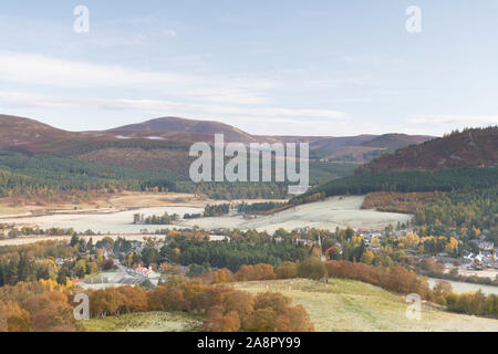 Le village de Braemar et la rivière Dee entouré de montagnes lors d'une matinée d'automne givrée dans le parc national de Cairngorms, en Écosse, vu de Morrone Banque D'Images