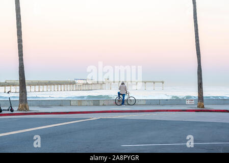 Scène côtière à Ocean Beach au lever du soleil. Vue de Newport Avenue. Banque D'Images