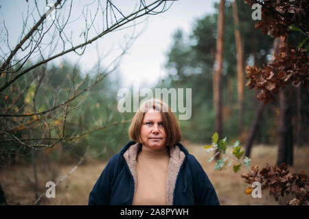 Close-up portrait of woman standing in forest Banque D'Images