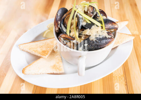 Les moules cuites dans l'évier. Déposée dans un cercle. Banque D'Images