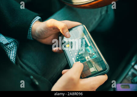 Bichkek, Kirghizistan - Octobre 4, 2019 : Man holding smartphone et jouant dans Call of Duty mobile. Banque D'Images