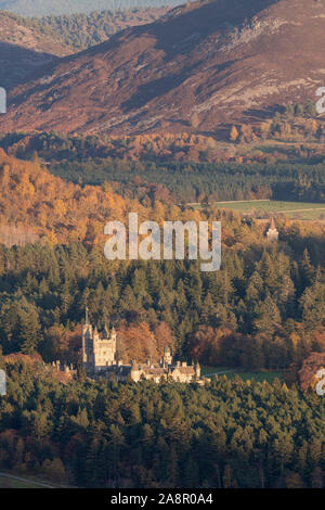 Le château de Balmoral et Église Crathie cachée par les arbres dans cette vue automnale du Parc National de Cairngorms Banque D'Images