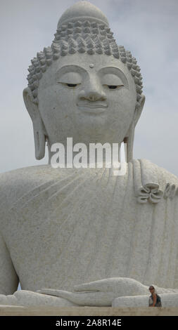 Visites femme Big Buddha à Chalong. Phuket, Thailande. La statue du Bouddha de 45 mètres de hauteur à Chalong Banque D'Images