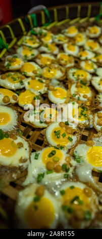 Mont Lin Ma Yar pour la vente aux touristes dans la rue de la Birmanie. Delicous petites bites des garnitures telles que des oeufs de cailles. Yangon, Myanmar Banque D'Images