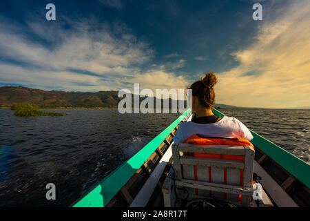 'Admirer de beaux paysages du bateau sur le lac Inle. L'état de Shan, Myanmar Banque D'Images