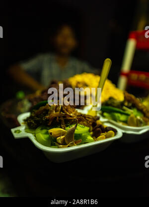Close up de l'alimentation de rue au marché de nuit à Yangon, Birmanie. Banque D'Images