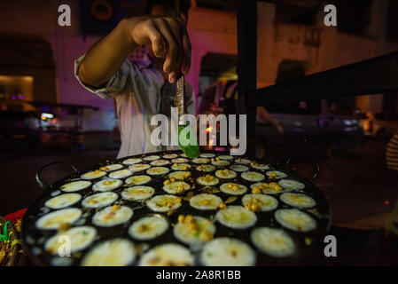 Mont Lin Ma Yar pour la vente aux touristes dans la rue sur la Birmanie. Delicous petites bites des garnitures telles que des pois chiches grillés. Yangon, Myanmar Banque D'Images