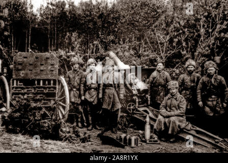 L'artillerie lourde tenus par des soldats russes dans une forêt polonaise au cours de la deuxième bataille de la Lacs de Mazurie, 1915, dans lequel l'offensive allemand et austro-hongrois s'est transformée en une avance générale et une retraite stratégique correspondant par l'armée russe. Banque D'Images