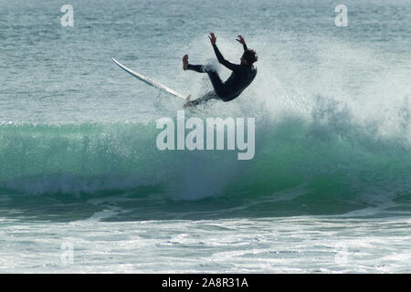 Surfers sur Supertubos - une plage populaire des surfeurs à Peniche au Portugal Banque D'Images