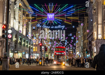 Londres, Royaume-Uni - 11 NOVEMBRE 2018 : points de vue le long d'Oxford Street avec des décorations de Noël et des lumières. Beaucoup de gens peut être vu. Banque D'Images