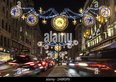 Londres, Royaume-Uni - 17 NOVEMBRE 2018 : une vue le long du Strand montrant l'Northbank décorations de Noël dans la nuit. Banque D'Images