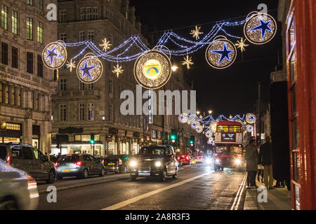 Londres, Royaume-Uni - 17 NOVEMBRE 2018 : une vue le long du Strand montrant l'Northbank décorations de Noël dans la nuit. Les gens peuvent être vus à l'extérieur. Banque D'Images